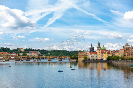 男查尔瓦摄影照片_从伏尔塔瓦河看布拉格市古建筑的景观