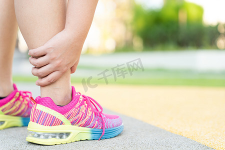 女胖赛跑运动员腿部受伤和疼痛。