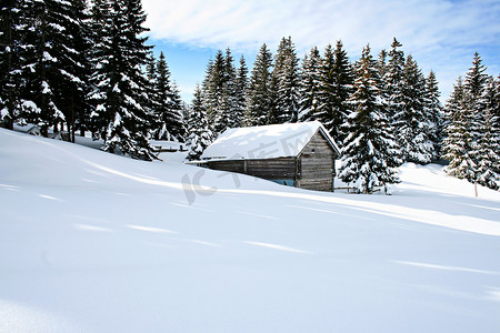 雪中小屋摄影照片_雪中​​的小屋