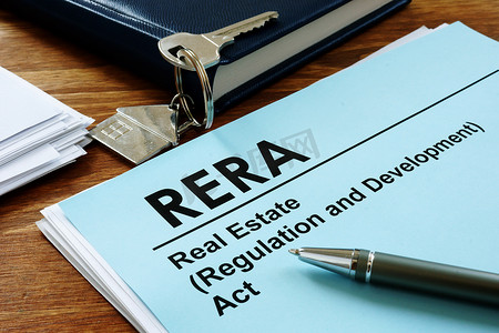 RERA 或房地产监管和发展法案在桌子和钥匙上。