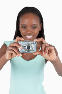 cam摄影照片_微笑的女人正在使用 Digi cam
