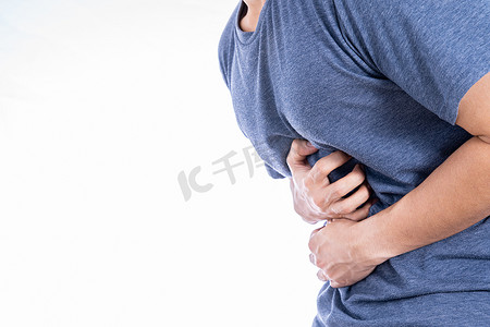 肝痛摄影照片_患有胃痛和受伤的人孤立的白色背景。