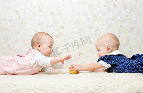 两个婴儿用苹果
