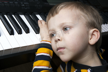 钢琴作曲家摄影照片_梦见小男孩坐在钢琴前
