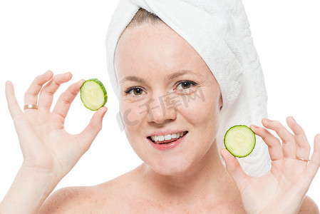 洗完澡后的女人用新鲜黄瓜做的眼睛做面膜