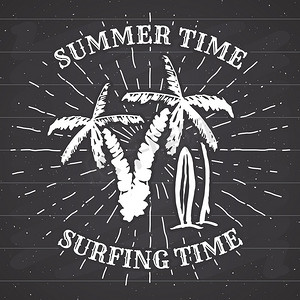 手绘海滩背景元素摄影照片_手绘纹理 grunge 复古标签、复古徽章或 T 恤排版设计与棕榈树和冲浪板矢量图在黑板上