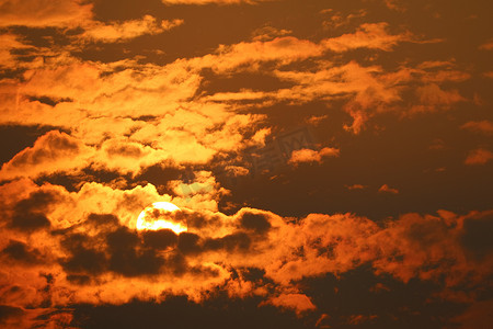 美丽的夕阳红橙黄剪影黑暗的天空在云背上