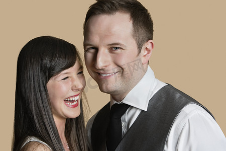 彩色背景下快乐的年轻夫妇的肖像