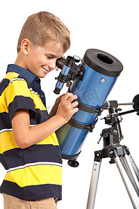 望着白色望远镜的孩子