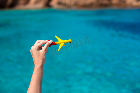 小飞机旅游摄影照片_在绿松石海背景的小自创飞机