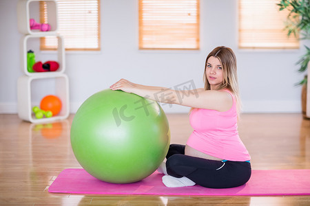 居家锻炼摄影照片_孕妇用健身球锻炼