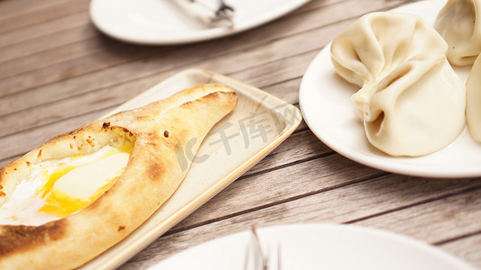 Adjara khachapuri 和 khinkali 的格鲁吉亚美食集