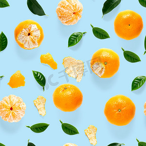 橘色蓝色摄影照片_普通话无缝图案，橘子，克莱门汀在蓝色背景上与绿叶隔离。