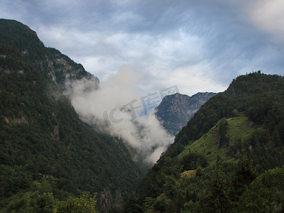 哥林根暴雨后多云的奥地利阿尔卑斯山