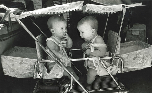 双胞胎婴儿摄影照片_1975 年在阿肯色州小石城举行的双胞胎节上的双胞胎