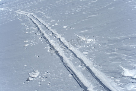 雪道摄影照片_雪地里的滑雪道