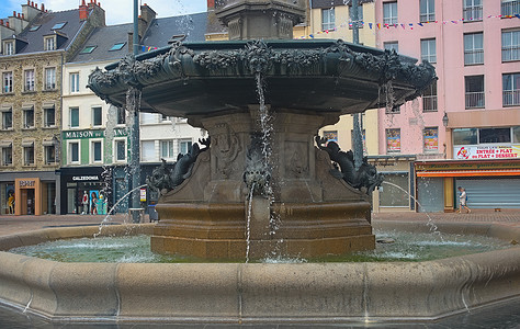 法国瑟堡 — 2019年6月6日 — 主广场令人印象深刻的喷泉