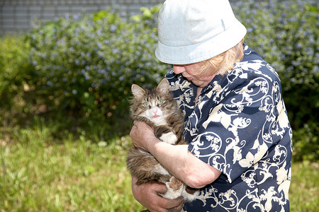 老妇人抱着猫