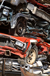 萨斯喀彻温省垃圾场成堆被压扁的汽车
