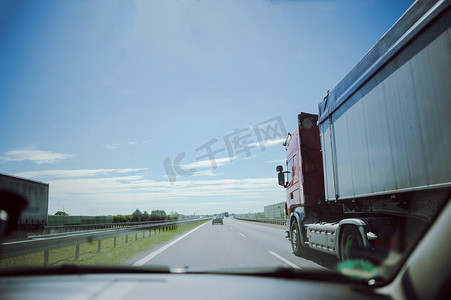 超车规范摄影照片_高速公路上有汽车和卡车超车的交通