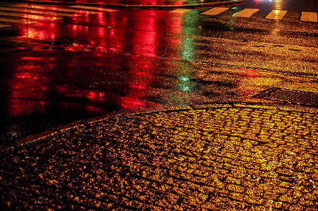 雨后城市摄影照片_雨后的夜街