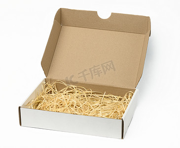 瓦楞纸箱摄影照片_长方形开口瓦楞纸箱，内有木屑。