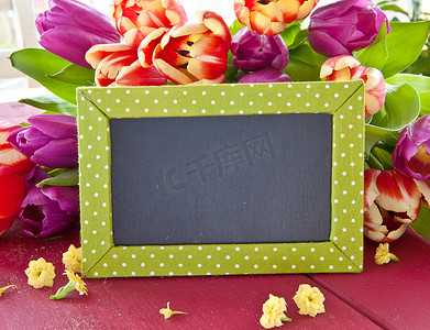 新鲜的郁金香和一块小黑板