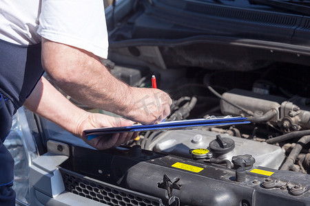 检查汽车引擎和写在 cl 上的汽车或汽车修理工