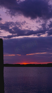 紫罗兰色紫色日落，天空下的黑海面