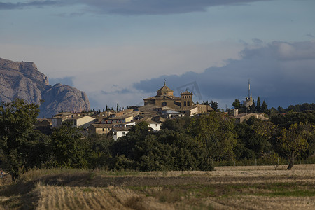 西班牙韦斯卡省 Biscarrues 镇的全景