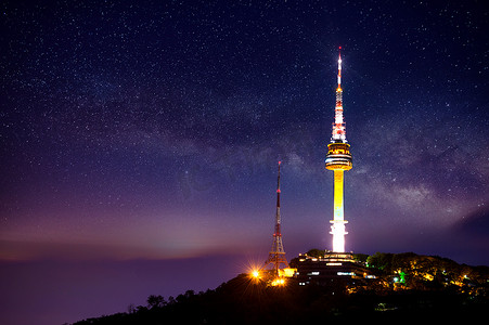 首尔建筑摄影照片_晚上有银河的首尔塔。韩国南山