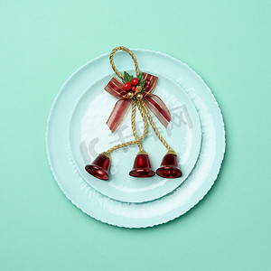 绿色圆形红色陶瓷盘，圣诞节的节日餐桌布置