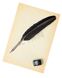 黑色毛笔摄影照片_旧纸上的羽毛笔和墨水池