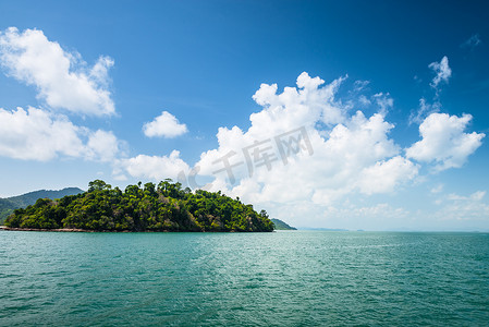 泰国有美丽云彩的热带岛屿