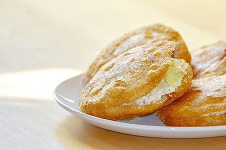 Gordita 在西班牙语中的特写是“胖乎乎的”是一种墨西哥美食，是一种用玉米面团制成的糕点，里面塞满了奶酪、肉或其他馅料。