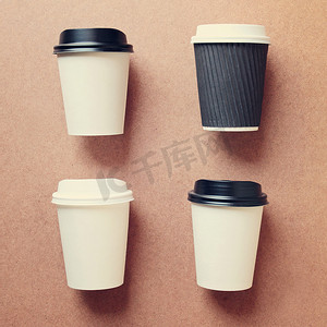 纸杯包装设计摄影照片_一套四个纸杯，用于不同透视的咖啡或茶。
