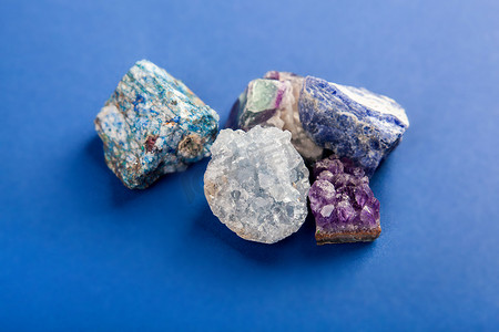 紫蓝色摄影照片_经典蓝色背景中的天然矿物、宝石