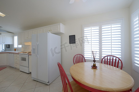 厨房冰箱场景摄影照片_带餐桌和红色椅子的经典厨房