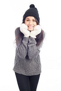 戴手套冬天摄影照片_戴着羊毛帽、毛衣和手套的漂亮黑发女人