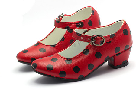 一双塞维利亚弗拉门戈舞鞋。红底黑底鞋