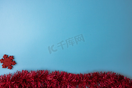 蓝色圣诞背景与红色闪闪发光的雪花装饰
