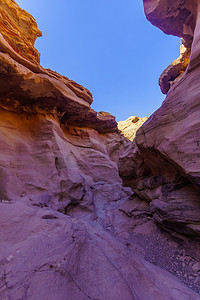 红色侵蚀摄影照片_红色峡谷（红色岩石雕刻的沙漠山谷））。