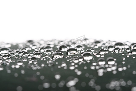 水滴气泡水珠摄影照片_灰色表面上的水珠