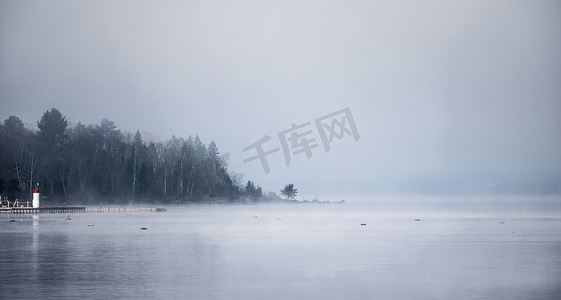 浓雾森林摄影照片_大雾笼罩半岛森林-雾从蓝色升起