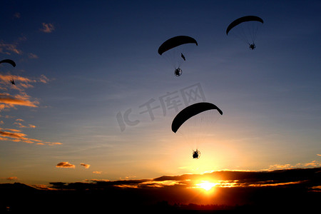空降摄影照片_早上滑翔伞