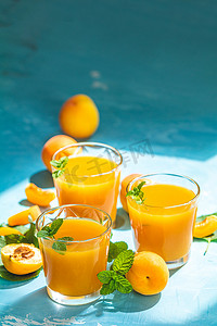 蓝色海浪阳光下一杯新鲜健康的杏汁