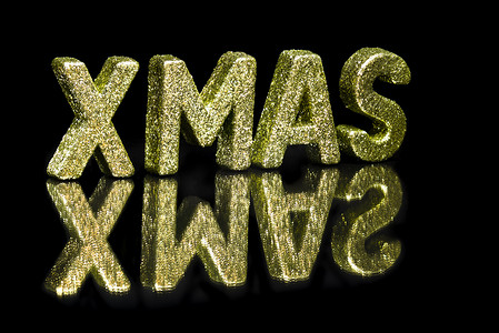 闪闪发光效果摄影照片_用大写字母写成圣诞，闪闪发光的效果