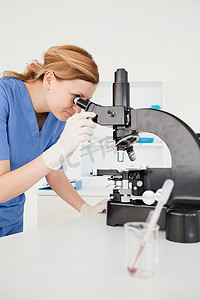 透过显微镜看的可爱女科学家