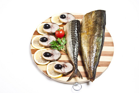 木盘上切熏鲭鱼的菜