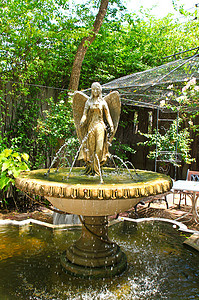 花园中的天使雕塑喷泉